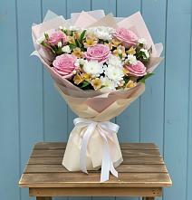 Букет цветов из:  Гвоздики, Орхидеи и Розы в Верхнеяркеево