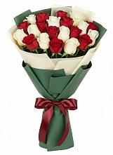 Букет Микс из красных и белых роз в Верхнеяркеево