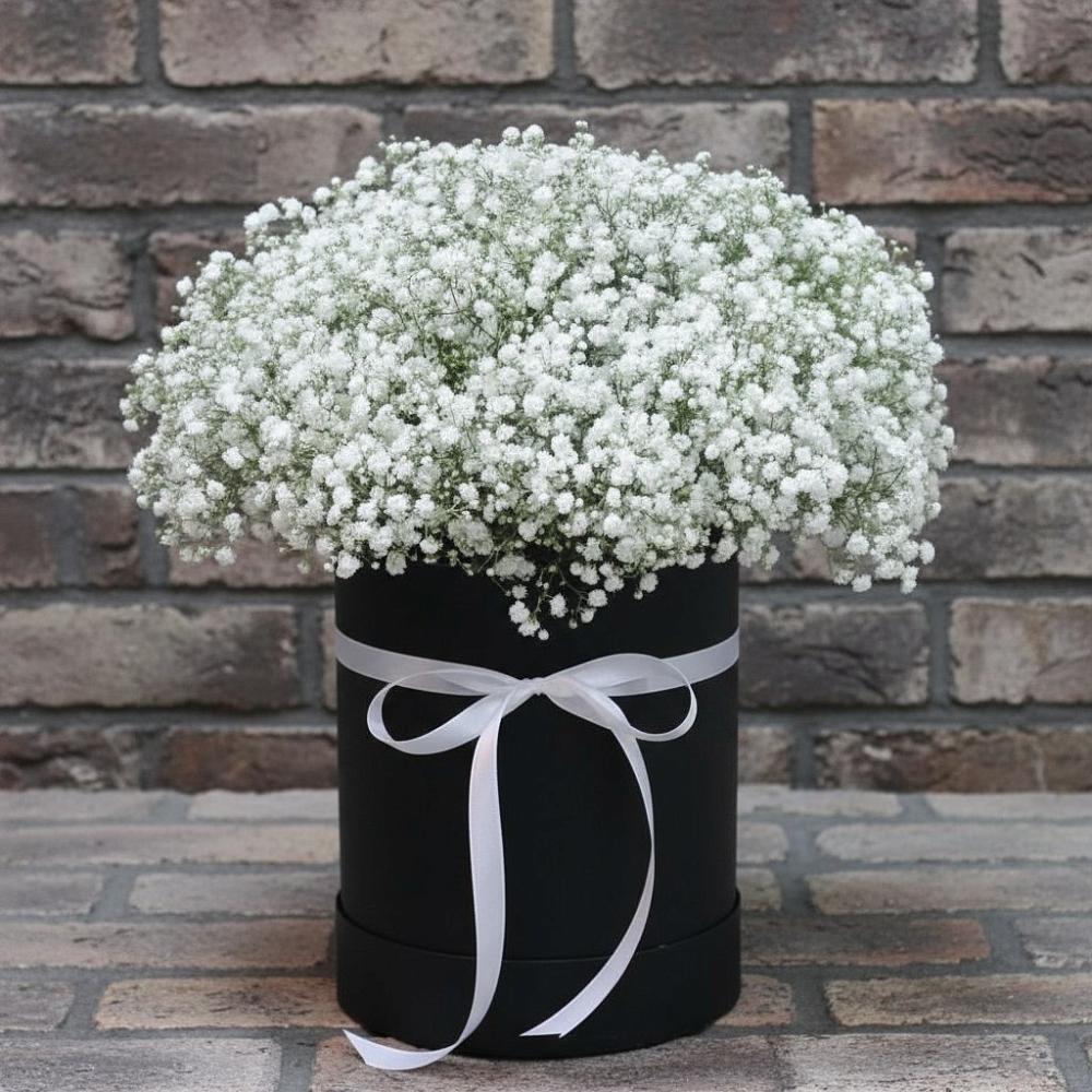 Цветочная композиция из Гипсофила в шляпной коробке в Верхнеяркеево