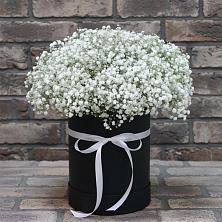 Цветочная композиция из Гипсофила в шляпной коробке в Верхнеяркеево