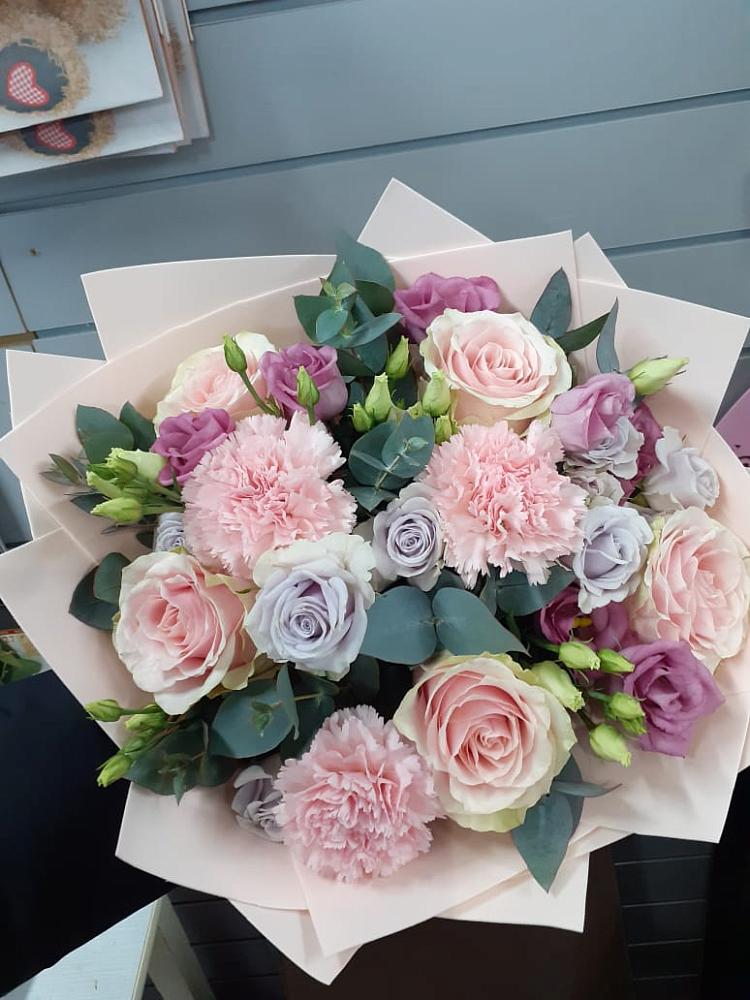 Букет цветов из: Розы, Гвоздики и Лизиантусы в Верхнеяркеево