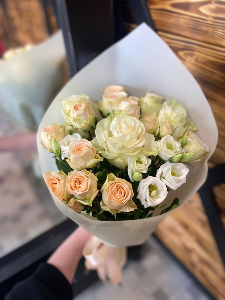 Букет цветов из: Розы и Лизиантусы в Верхнеяркеево